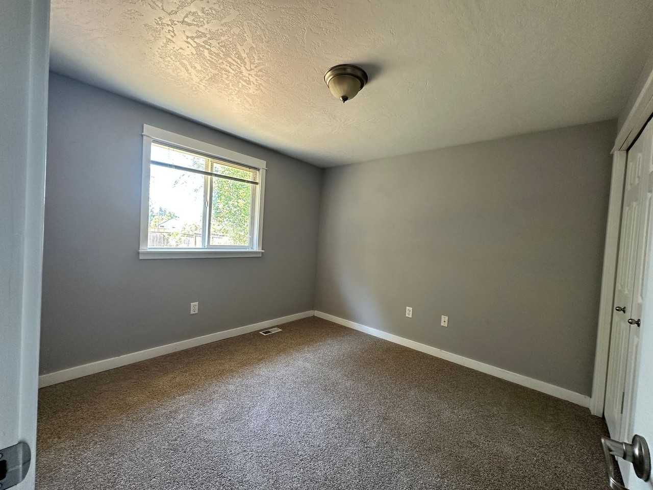 884 Trinity St Ne - Photo 7 of 12