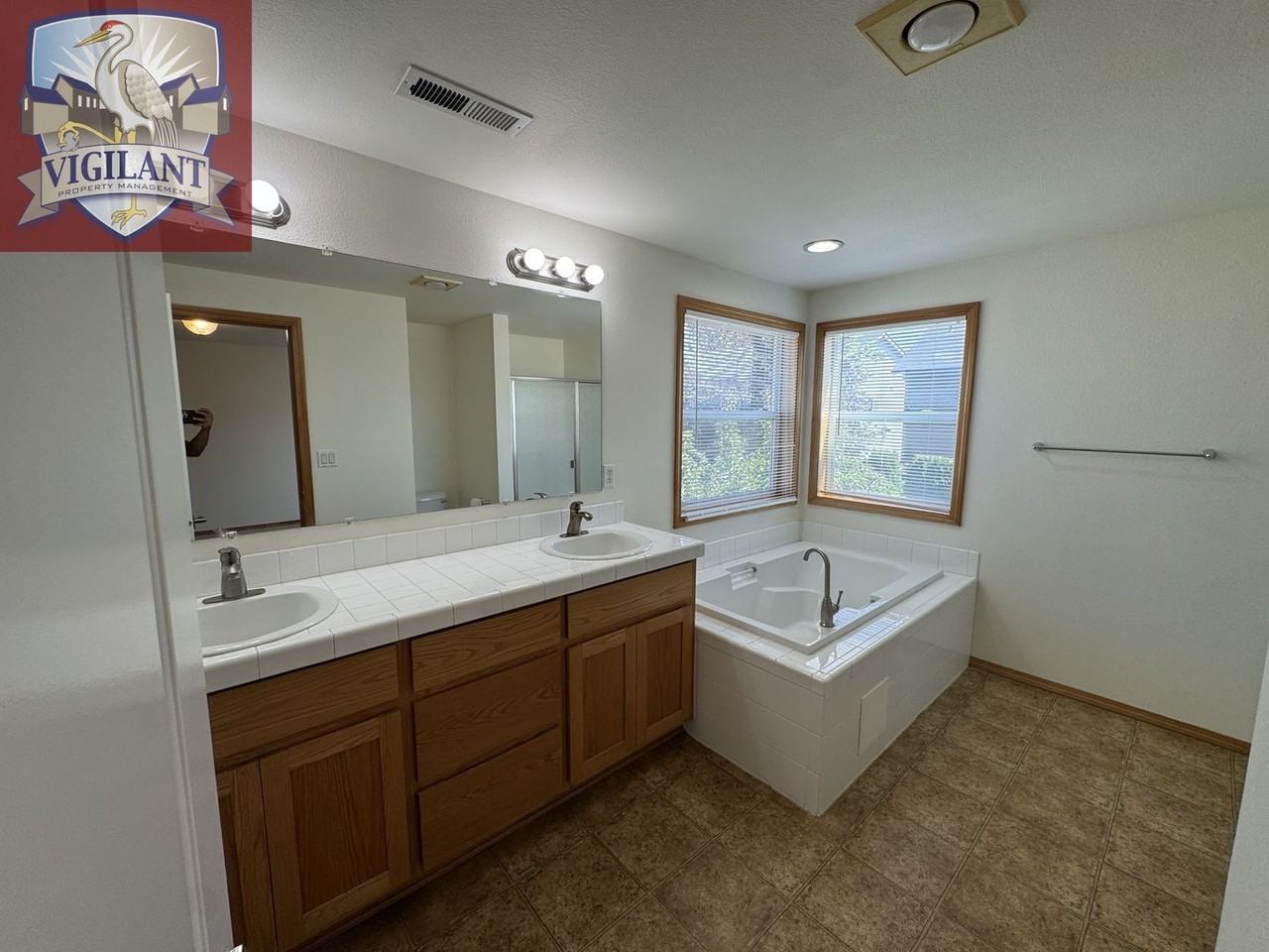 1614 N Falcon Dr - Photo 3 of 33