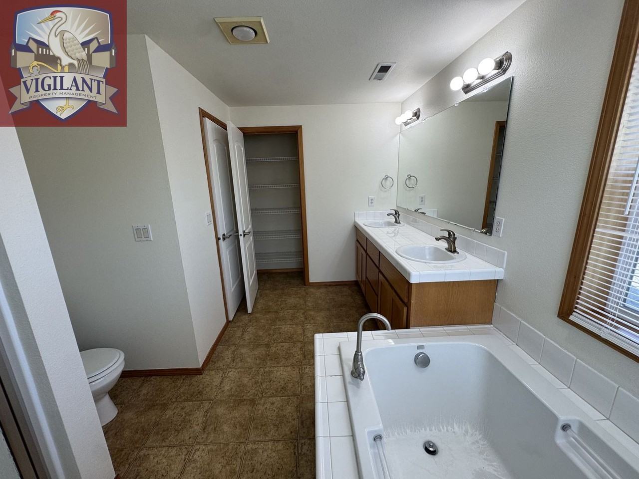 1614 N Falcon Dr - Photo 5 of 33