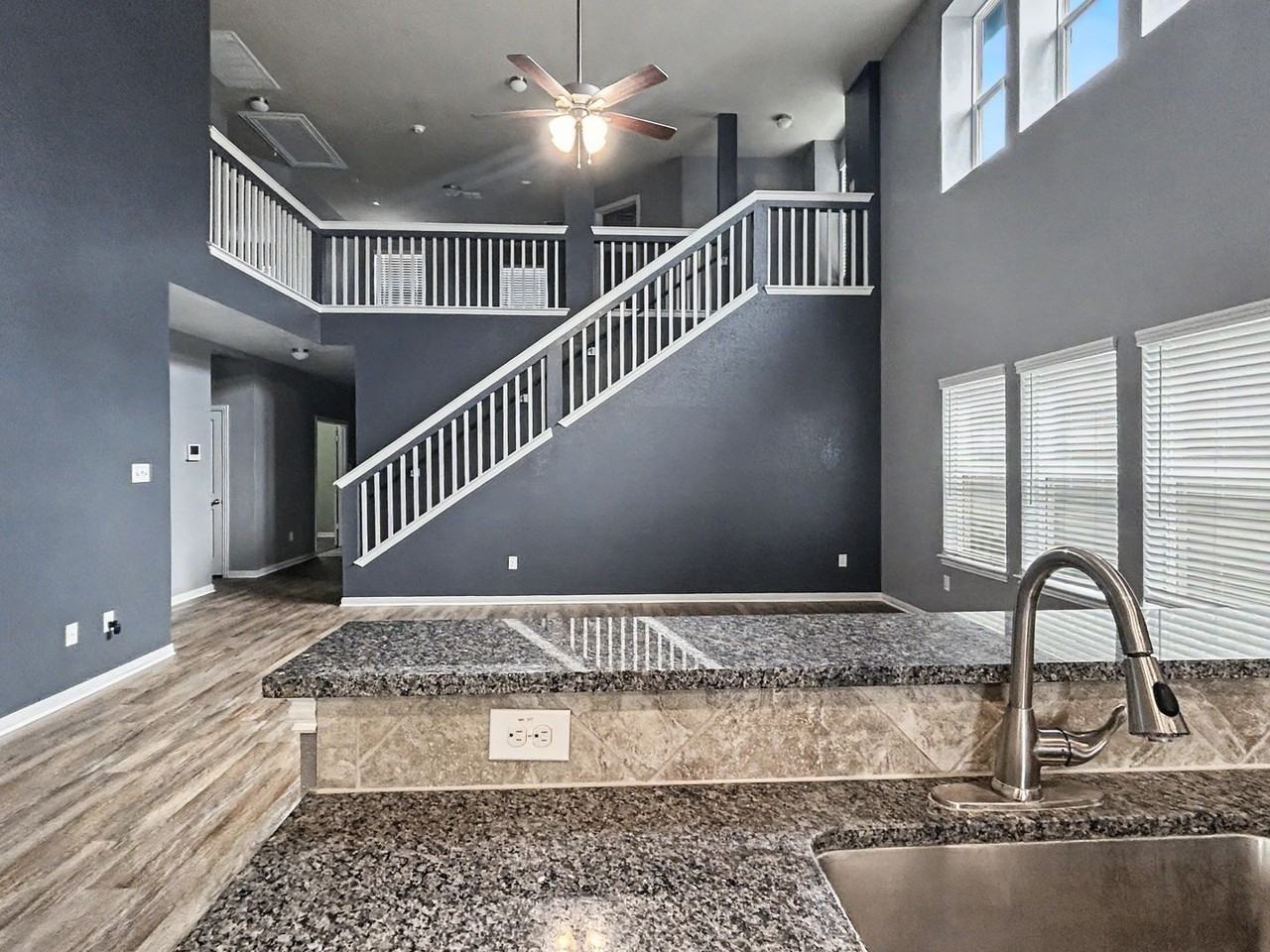 11530 Tengyc Cres - Photo 5 of 30