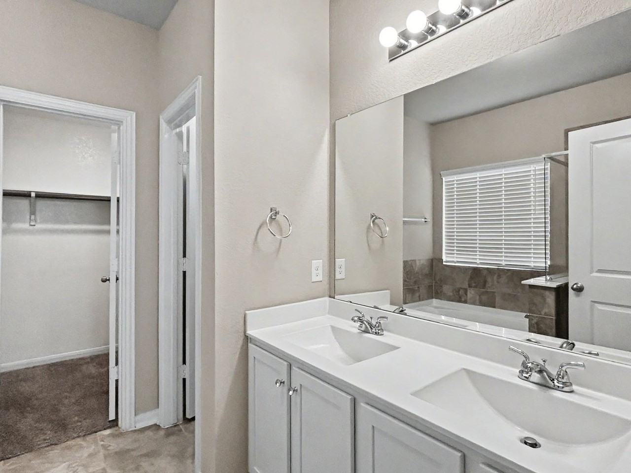11530 Tengyc Cres - Photo 7 of 30