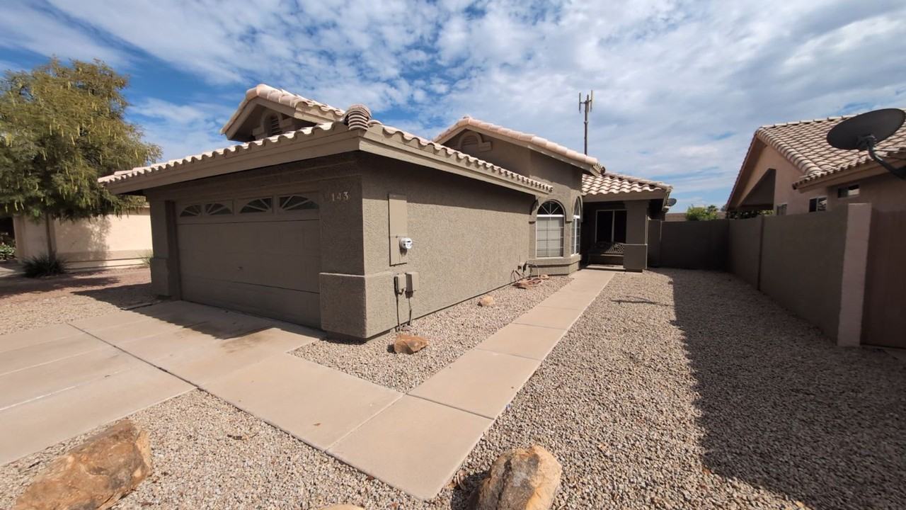 143 S Willow Creek St - Photo 4 of 38