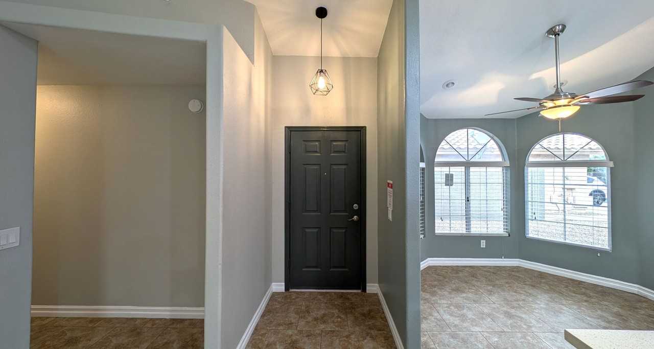 143 S Willow Creek St - Photo 5 of 38