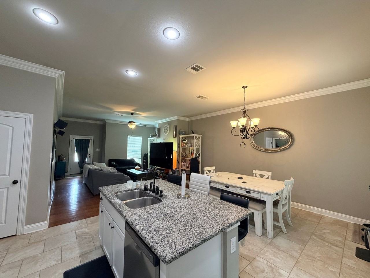 1958 Valdemar Pl - Photo 4 of 20