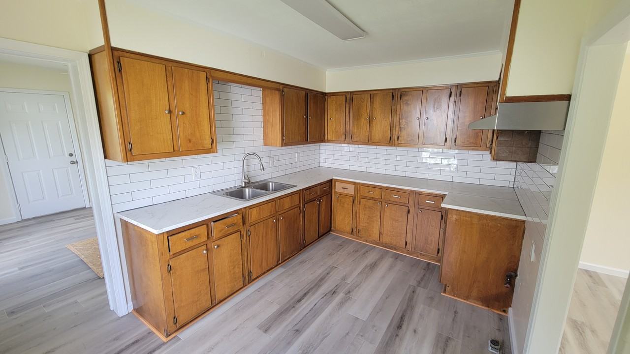 609 W 75th St #1 - Photo 3 of 10