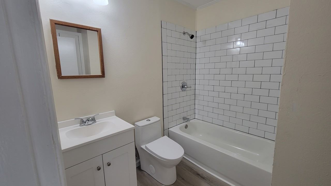 609 W 75th St #1 - Photo 4 of 10