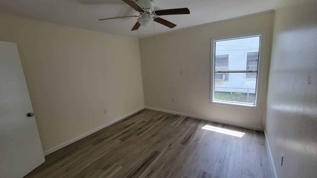 609 W 75th St #1 - Photo 5 of 10