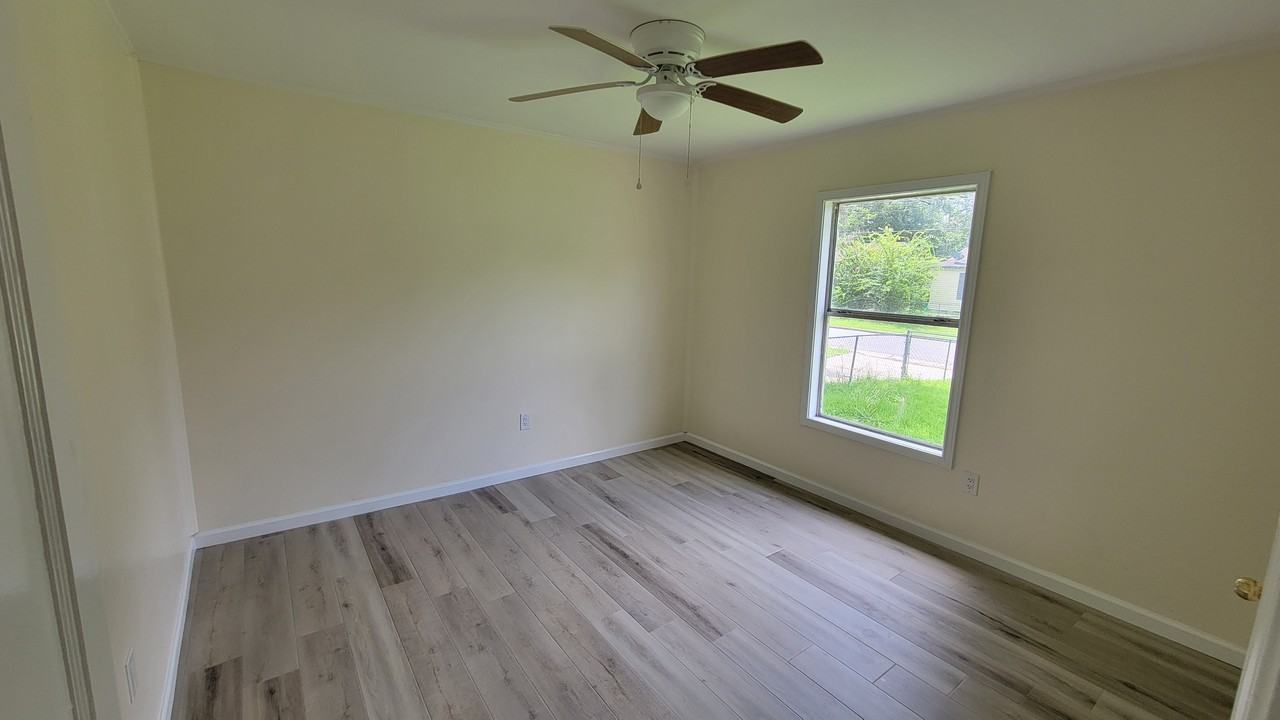 609 W 75th St #1 - Photo 6 of 10