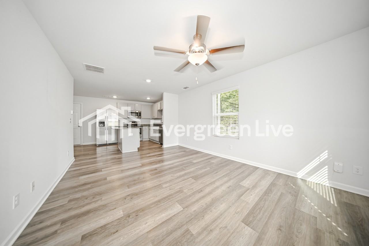 131 Longleaf Dr - Photo 2 of 14
