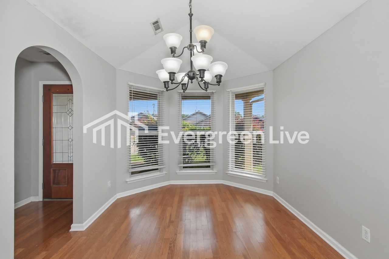 187 Roscommon Rd - Photo 3 of 15