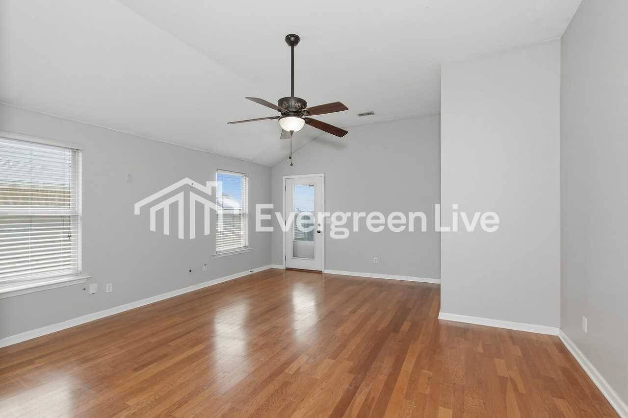 187 Roscommon Rd - Photo 5 of 15
