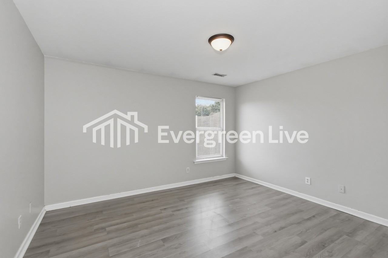 187 Roscommon Rd - Photo 7 of 15
