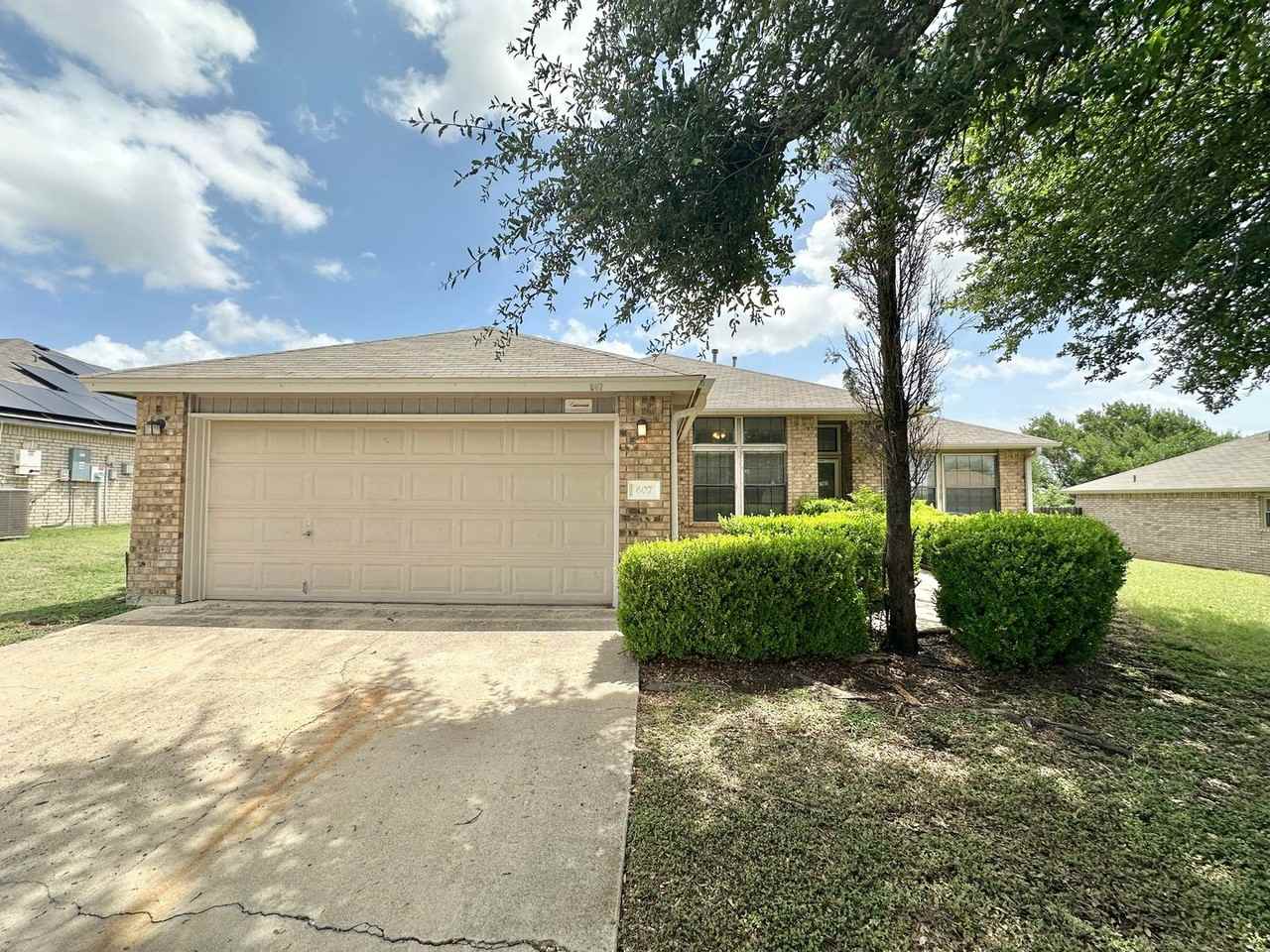 607 Hogan Dr - Photo 2 of 45