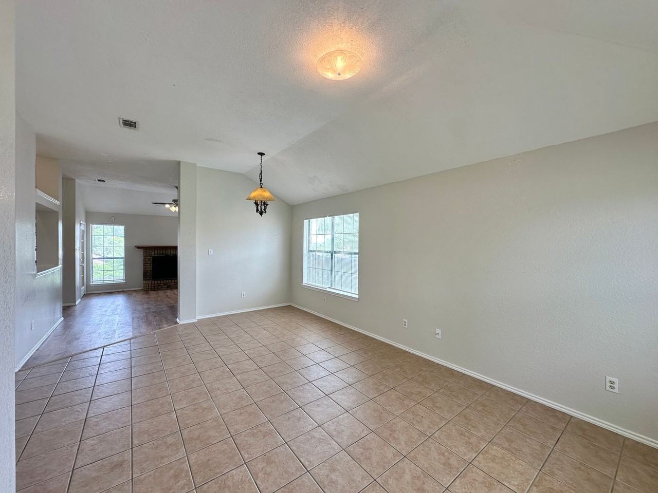 607 Hogan Dr - Photo 4 of 45