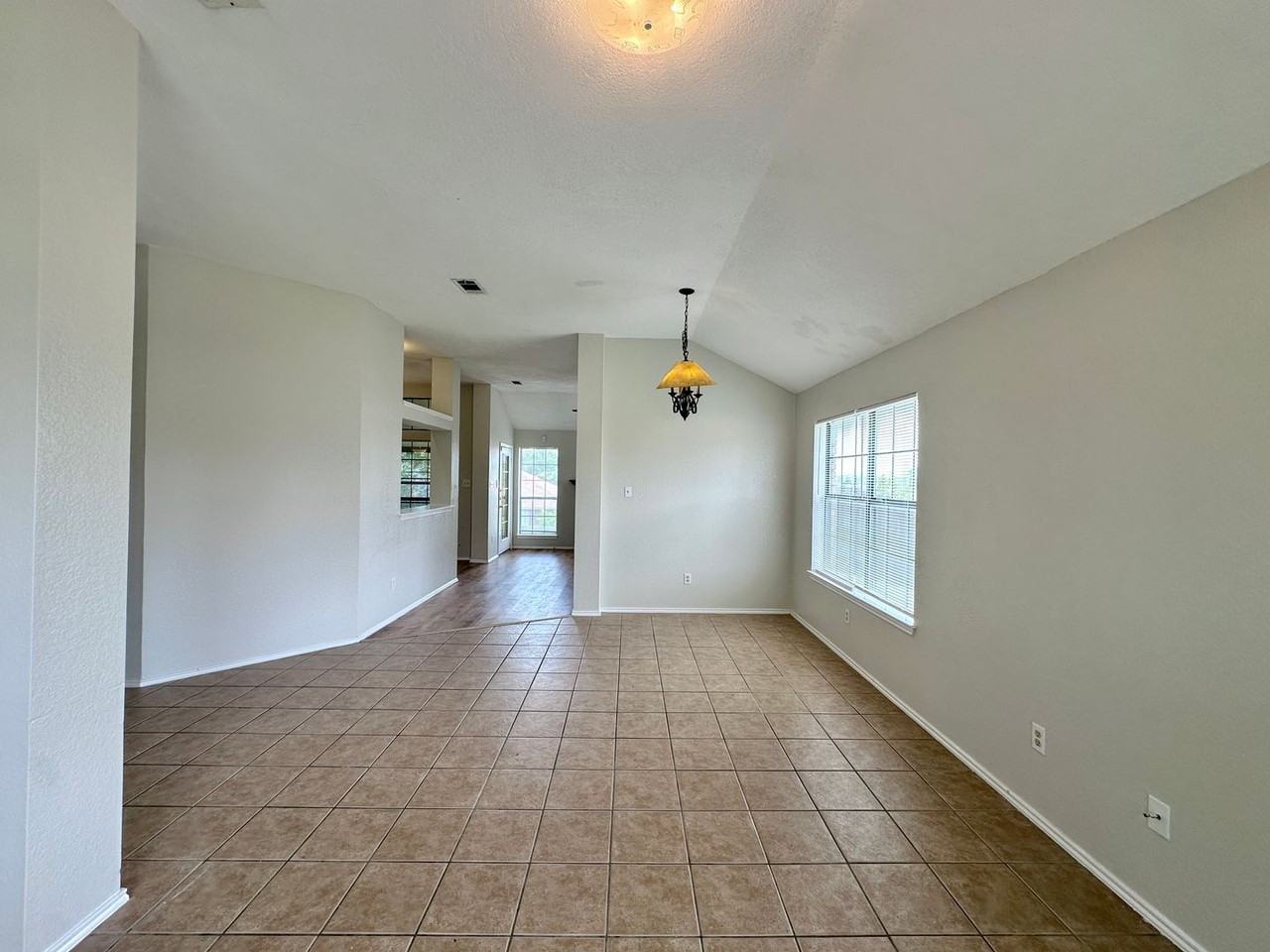 607 Hogan Dr - Photo 5 of 45