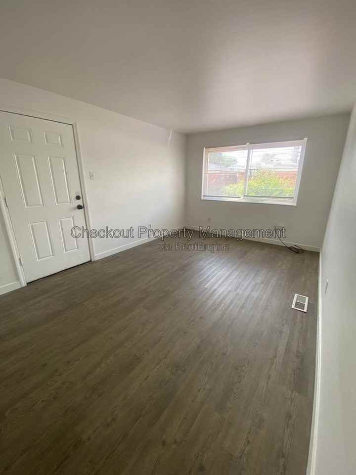 813815 W Courtois St - Photo 5 of 9