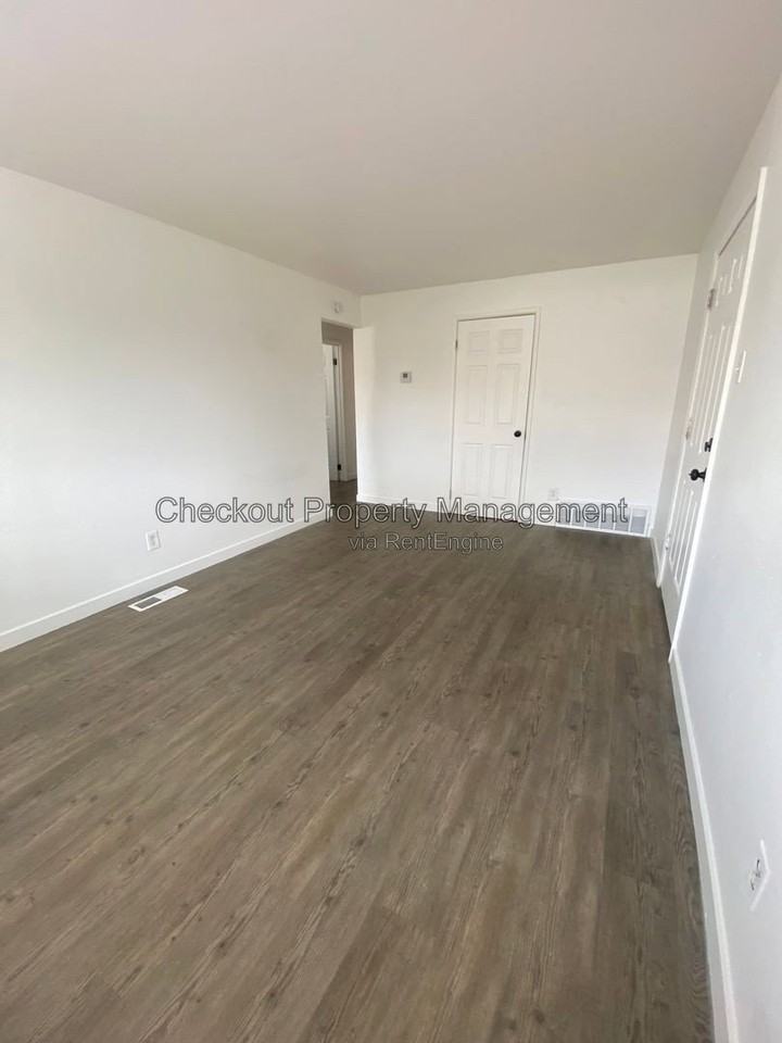 813815 W Courtois St - Photo 6 of 9