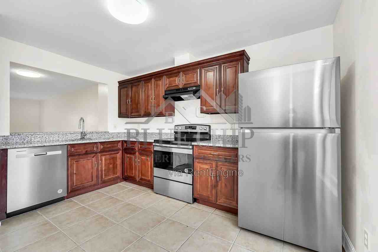 5322 Jade St - Photo 5 of 35