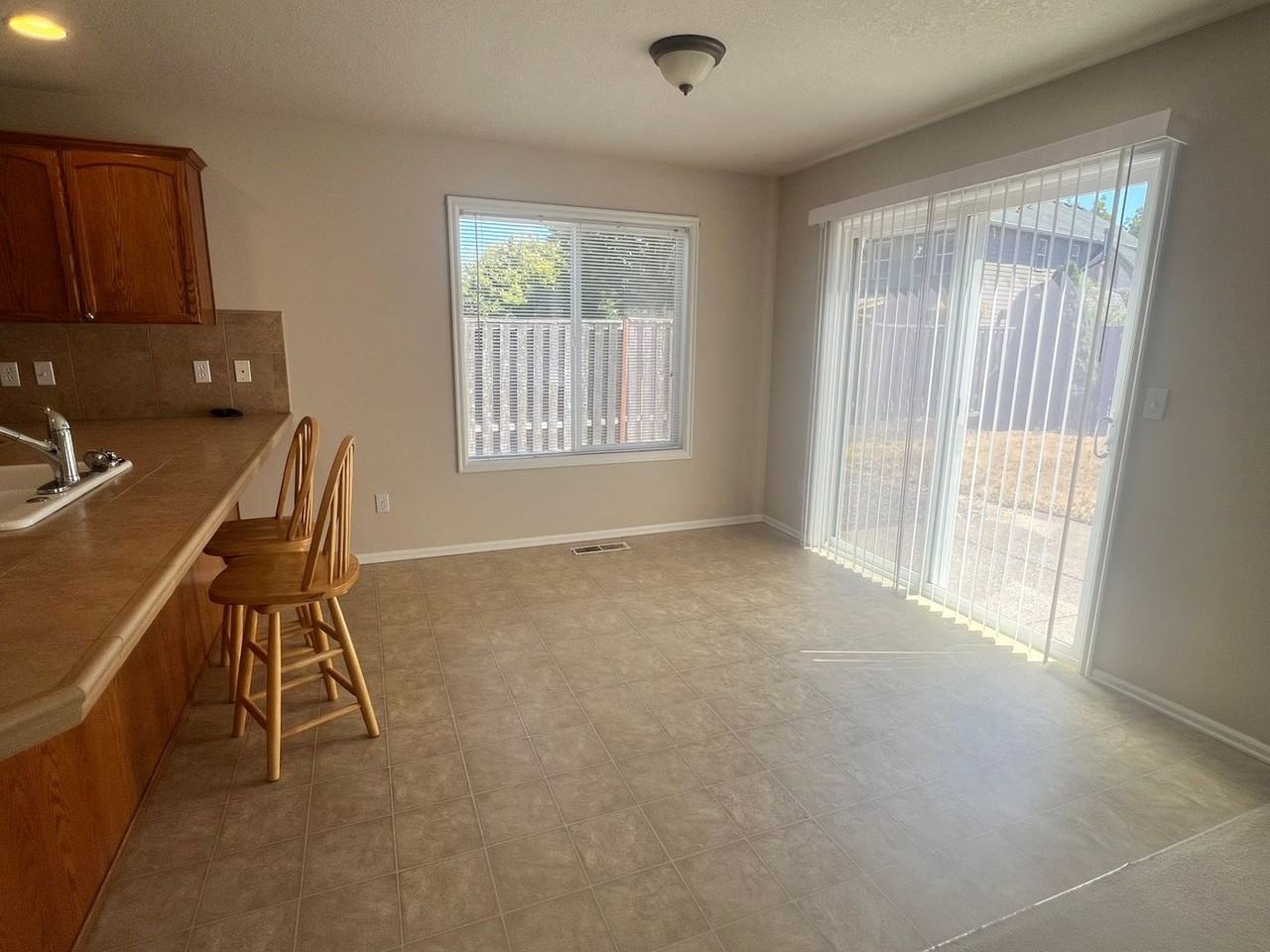 863 Se Bayshore Cir - Photo 7 of 34