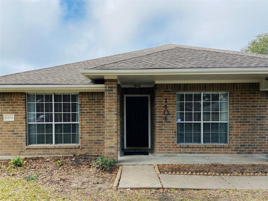 1404 Helmsley Dr - Photo 3 of 19
