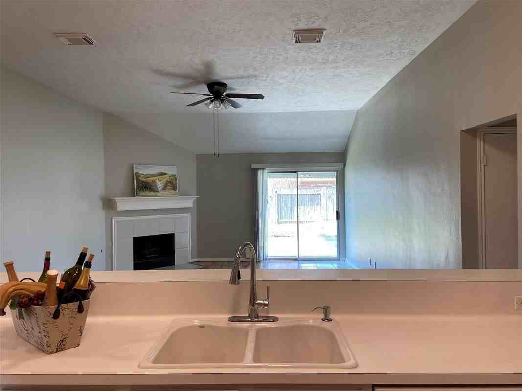 1404 Helmsley Dr - Photo 5 of 19