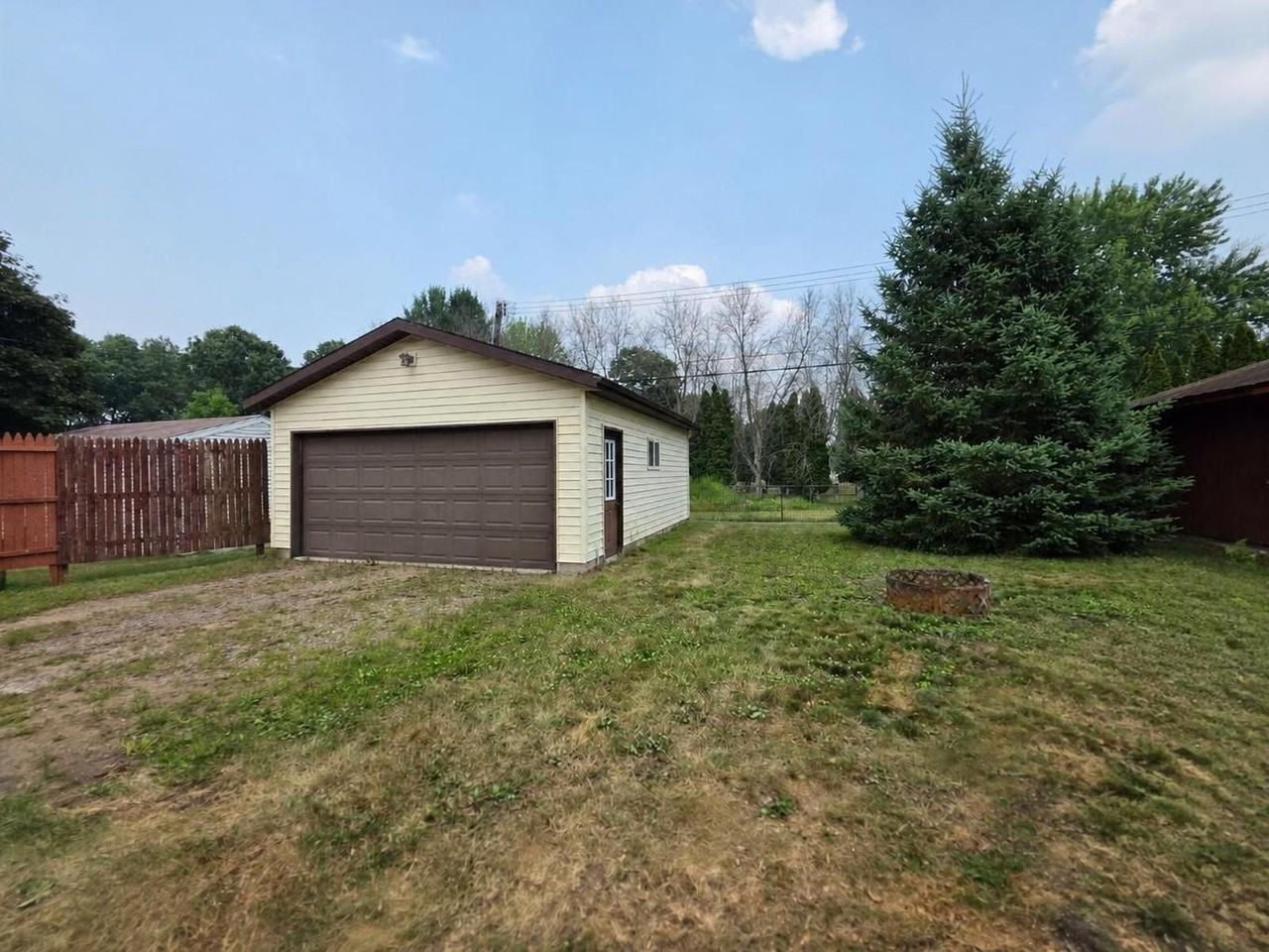 739 Churchill St - Photo 5 of 22