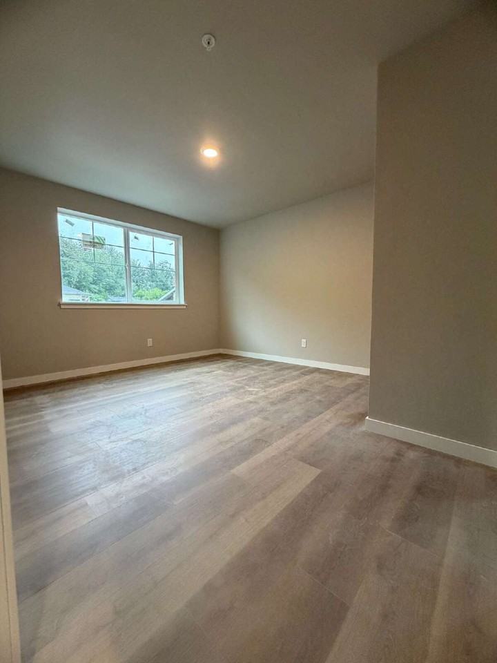 119 Rainier Ave S - Photo 5 of 14