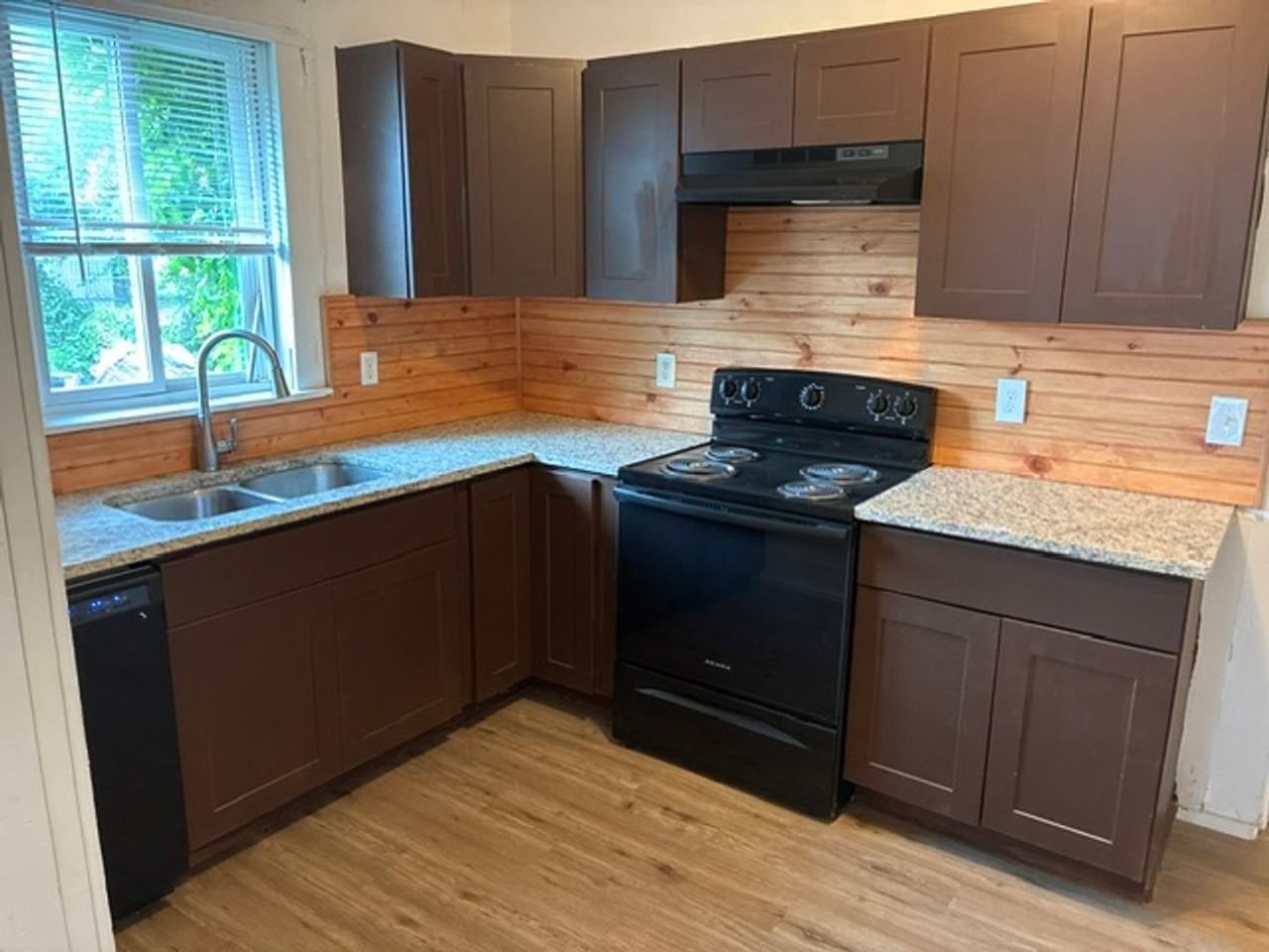 3905 Stuart St - Photo 2 of 9