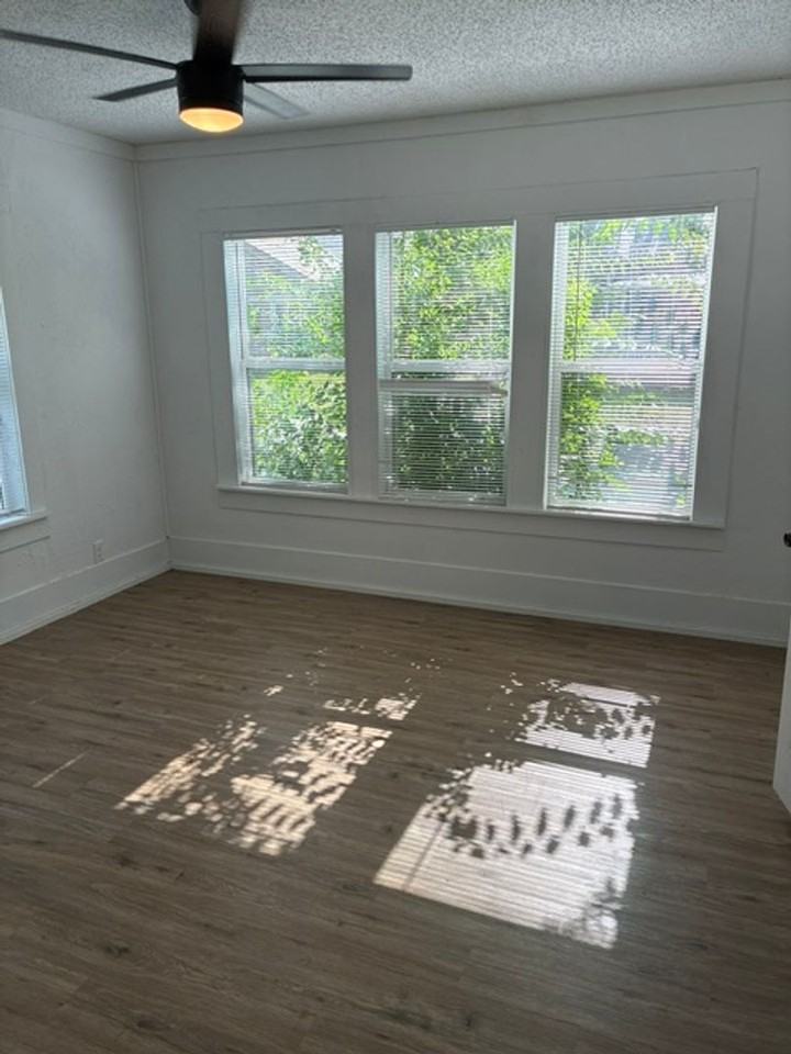 3905 Stuart St - Photo 3 of 9