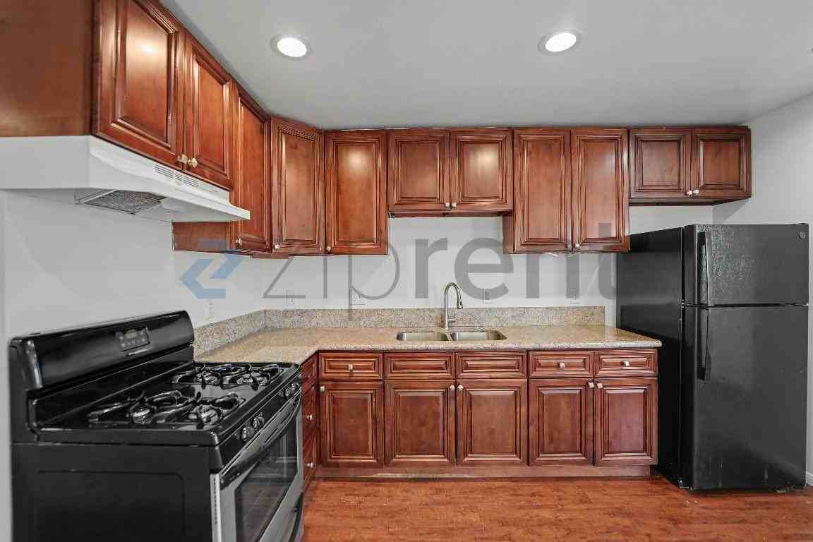 1122 W 93rd St - Photo 7 of 10
