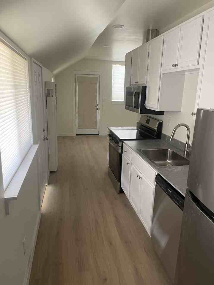 932 Bross St #B - Photo 2 of 11