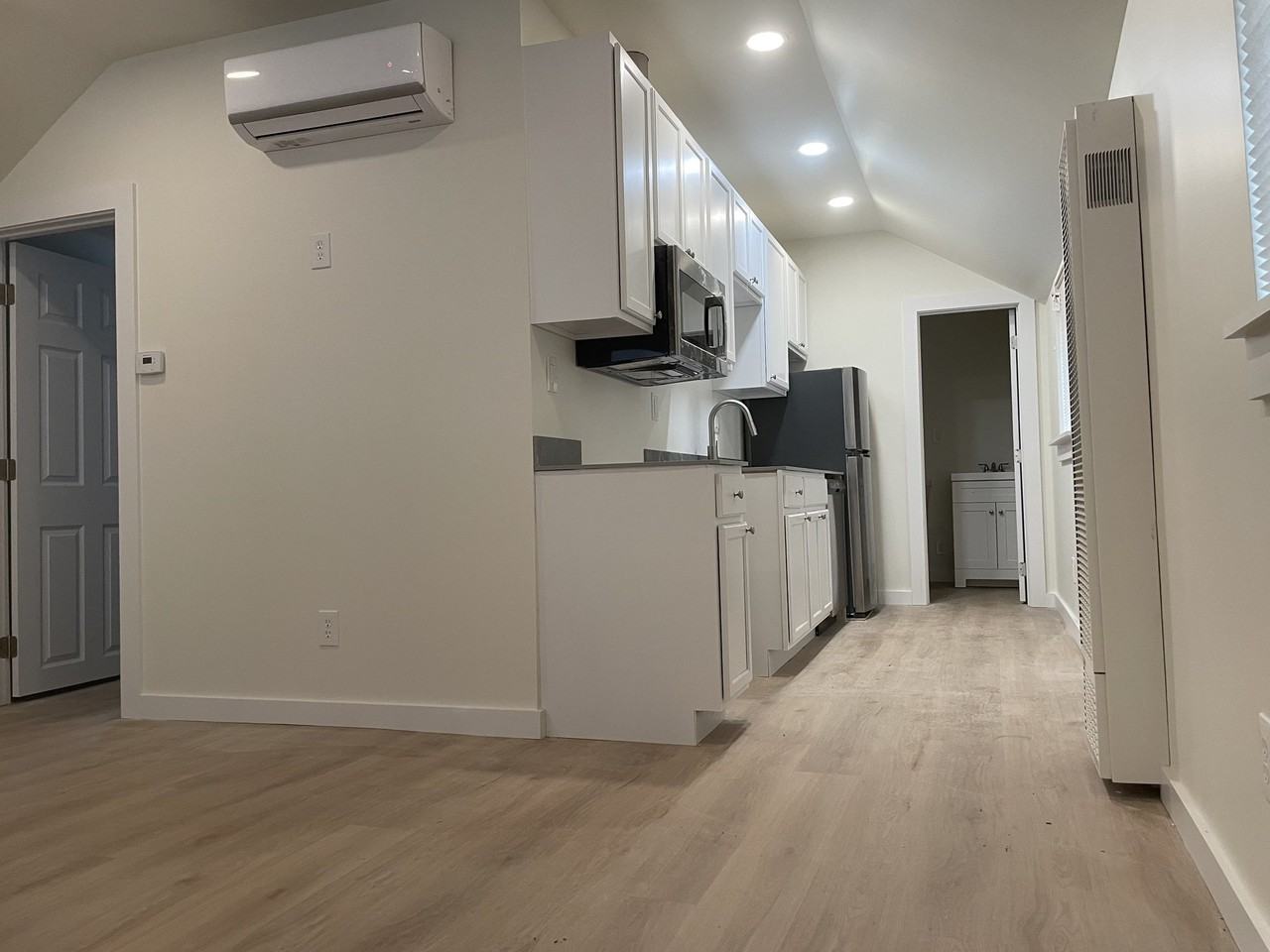 932 Bross St #B - Photo 3 of 11