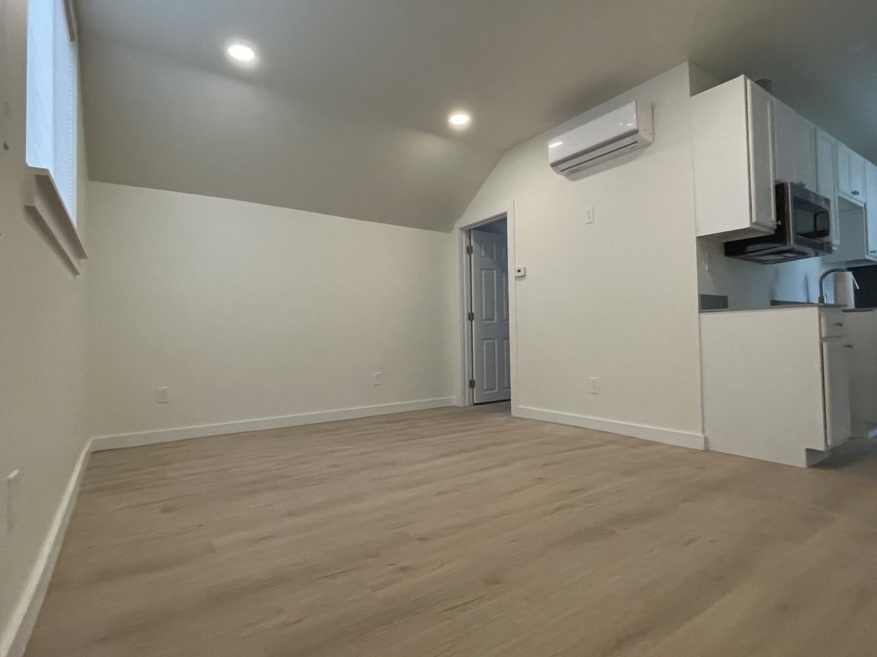 932 Bross St #B - Photo 4 of 11