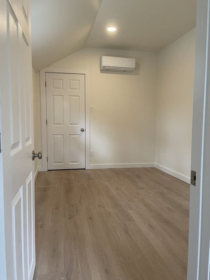 932 Bross St #B - Photo 7 of 11