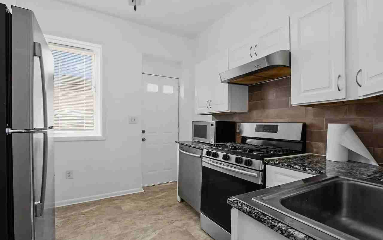 460 S Pershing Ave - Photo 5 of 11