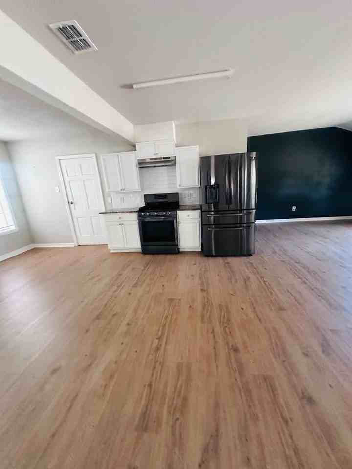 1325 Tyler Ave - Photo 6 of 15
