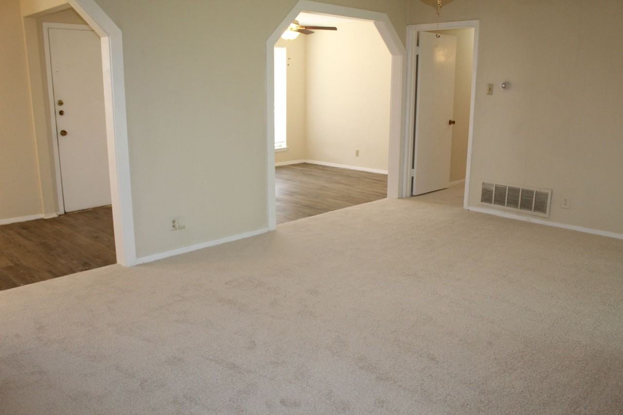 1903 N Floyd Rd - Photo 5 of 19