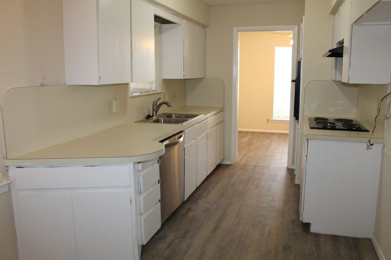 1903 N Floyd Rd - Photo 7 of 19