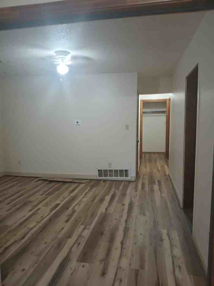 610 W 7th St - Photo 4 of 12