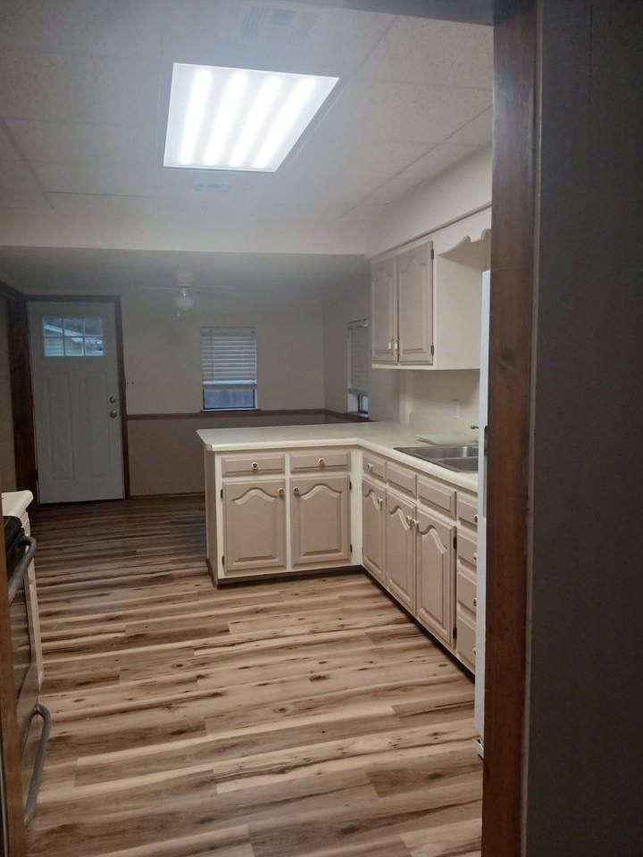 610 W 7th St - Photo 5 of 12