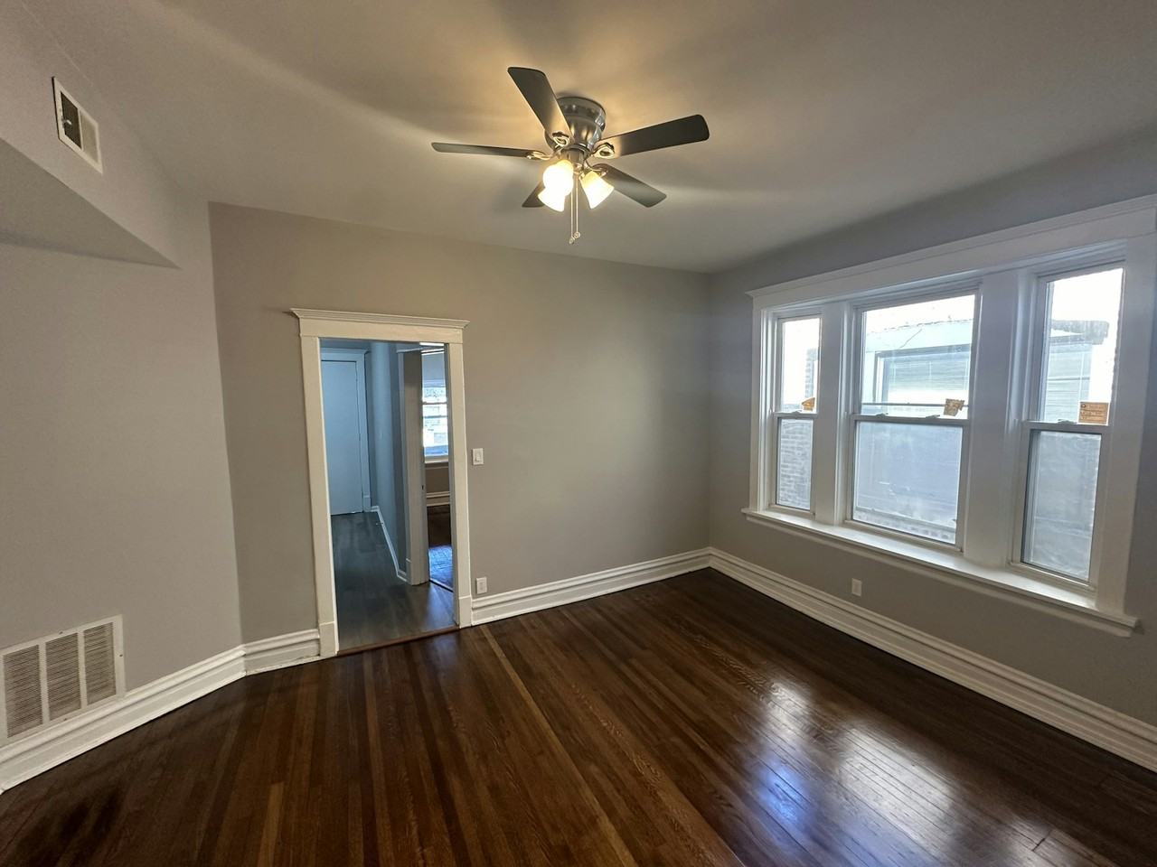 6112 South Ingleside Avenue, Unit 3N - Photo 4 of 15