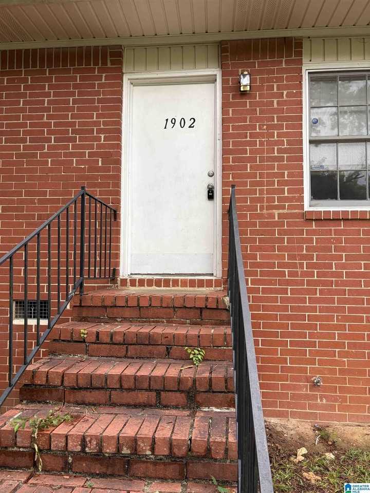 1902 Lyle Dr - Photo 2 of 15