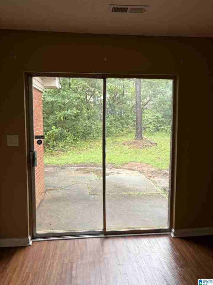 1902 Lyle Dr - Photo 4 of 15
