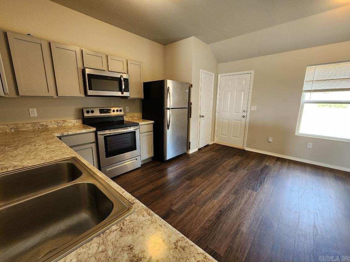1072 Huntington Dr - Photo 2 of 11