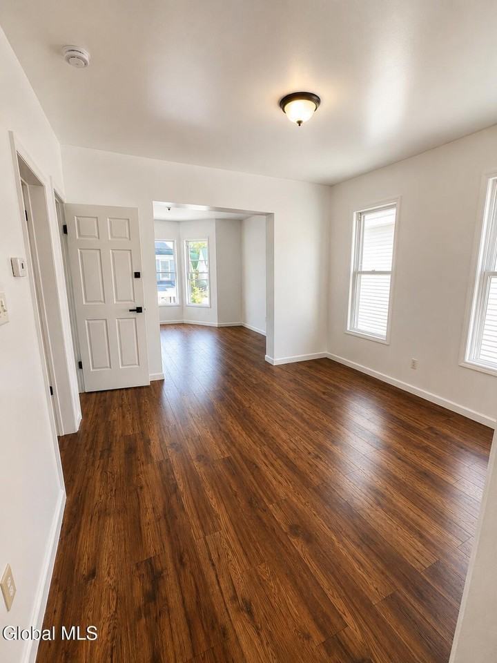 407 Victory Ave #2UPSTAIRS - Photo 2 of 17