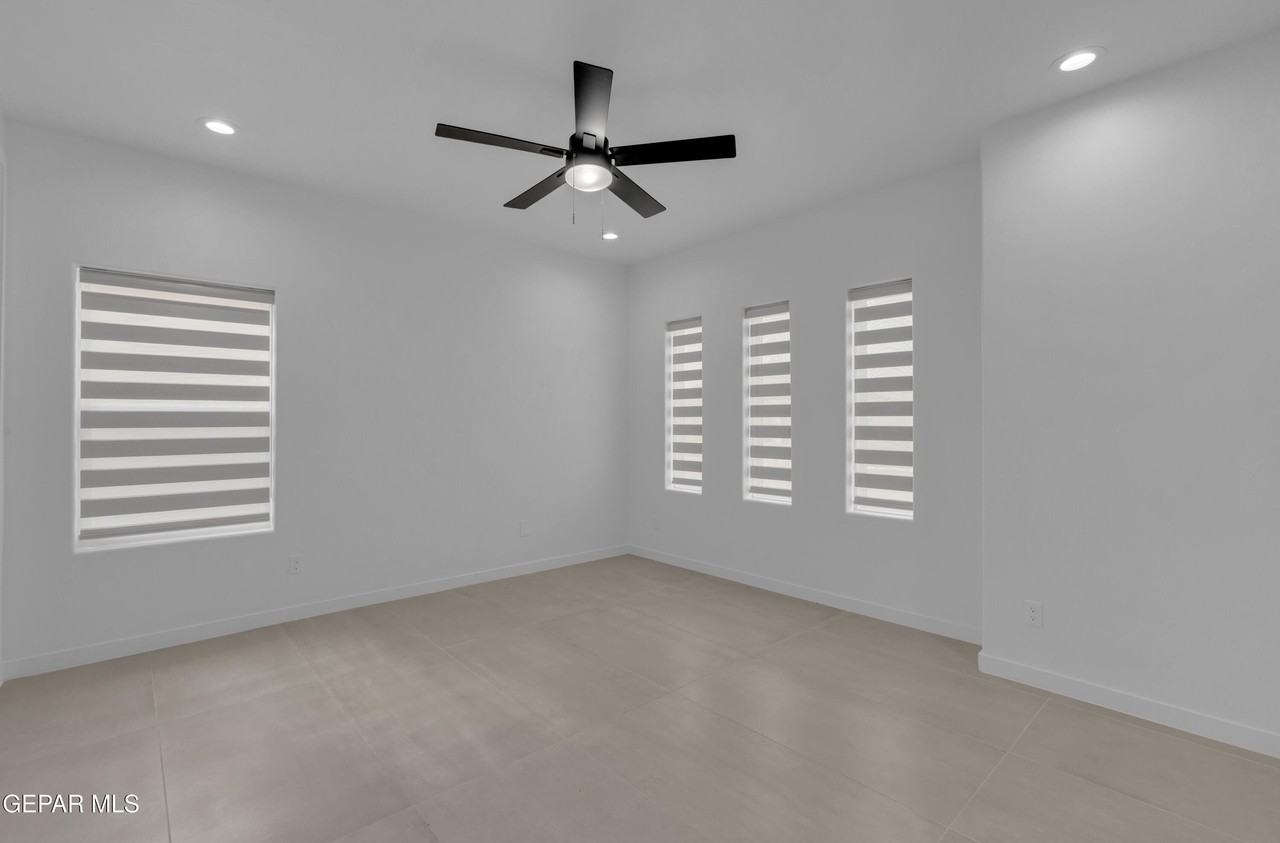 12825 Middlesbrough Ave - Photo 7 of 35