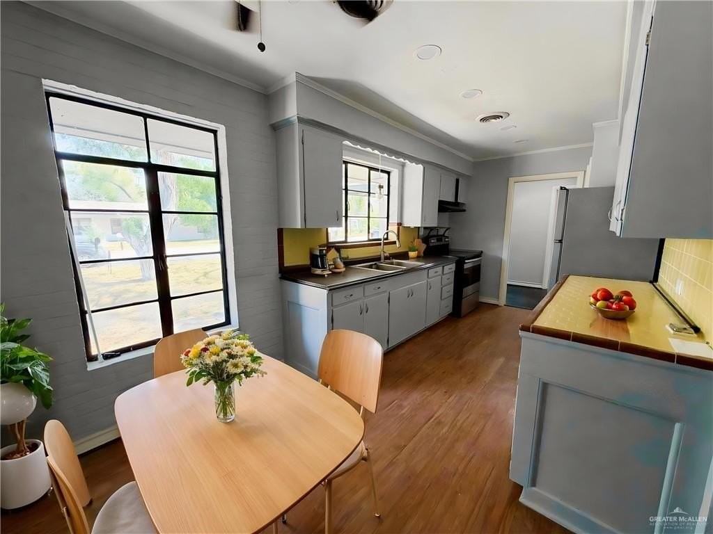 713 Vine Ave - Photo 3 of 23