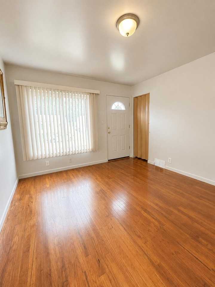 27392 Osmun St - Photo 4 of 11