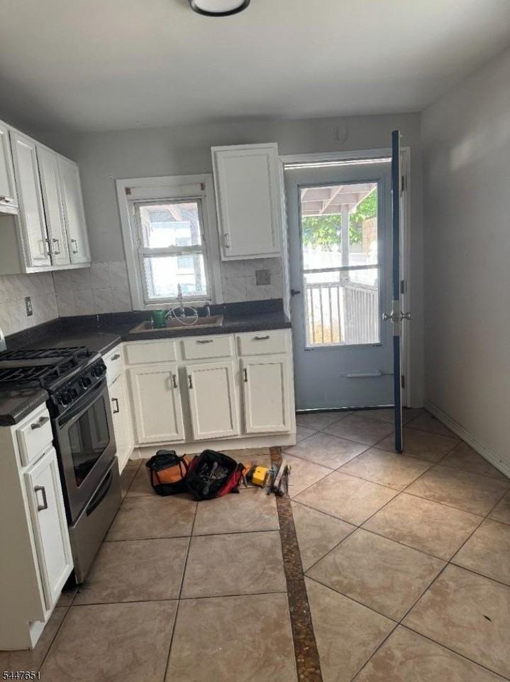 526 Jackson Ave - Photo 3 of 9