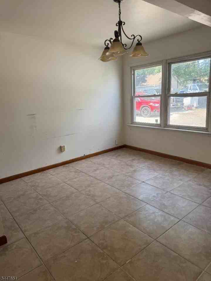 526 Jackson Ave - Photo 5 of 9